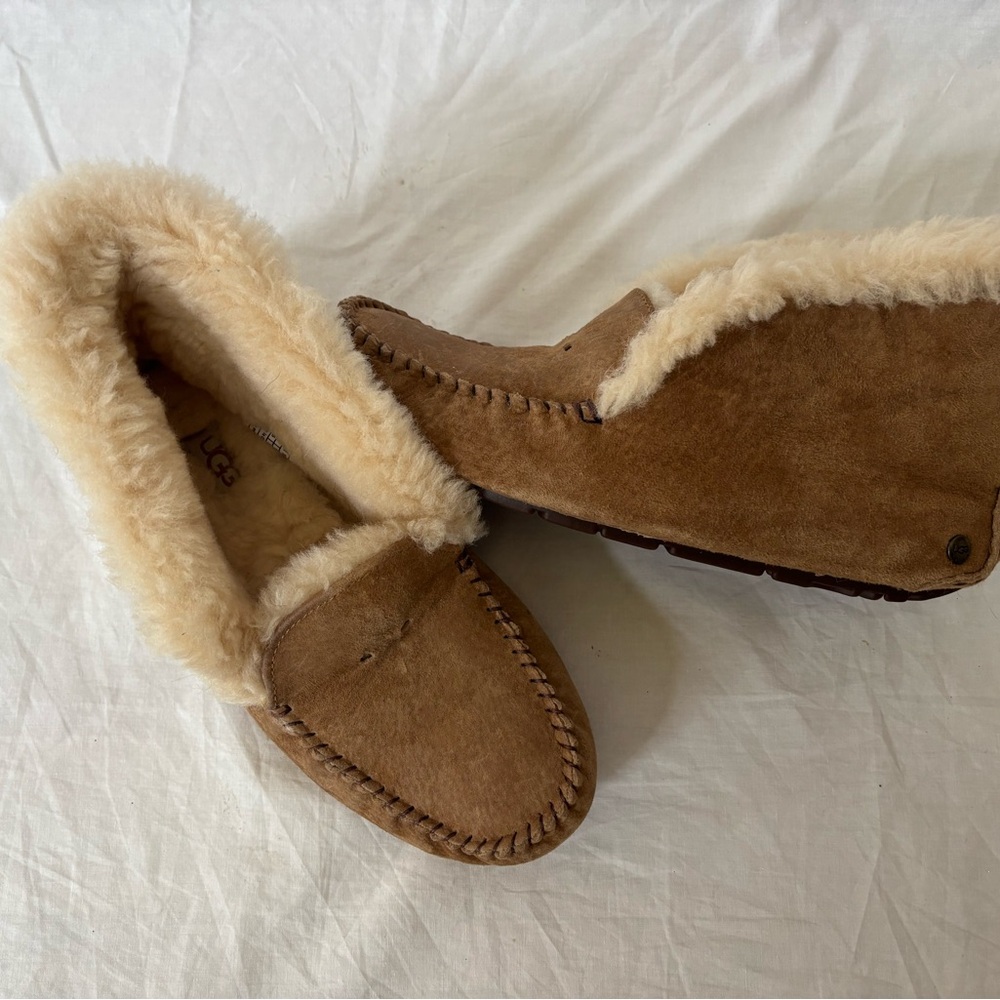 UGG Women's Tan Sheepskin Loafers Slippers size 7